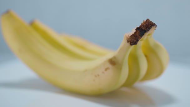 Frische Bananen auf dem Plattenteller — Stockvideo