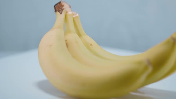 Ein Bund frischer Bananen — Stockvideo