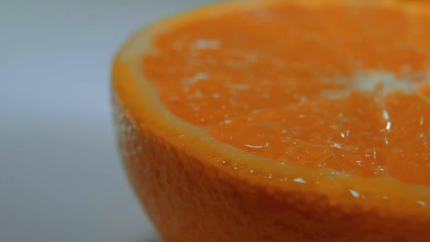 Свежий нарезанный апельсин - крупным планом — стоковое видео