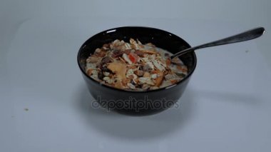 Bir kase tahıl süt - yemek hazır
