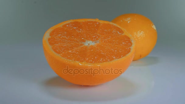 Макро знімок зі свіжих фруктів - соковиті апельсини — стокове відео