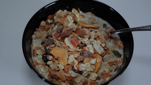 Eine Schüssel Müsli mit Milch - fertig zum Essen — Stockvideo