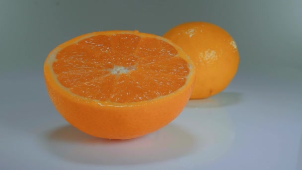 Свіжий нарізаний апельсин крупним планом — стокове відео
