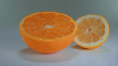 Portakal ve limon bir tablo - taze ve sağlıklı meyve
