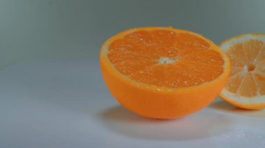 Portakal ve limon bir tablo - taze ve sağlıklı meyve