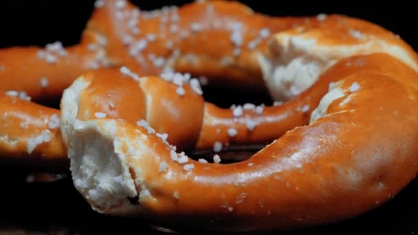 宏拍摄的一个新鲜出炉的椒盐卷饼用盐 — 图库视频影像