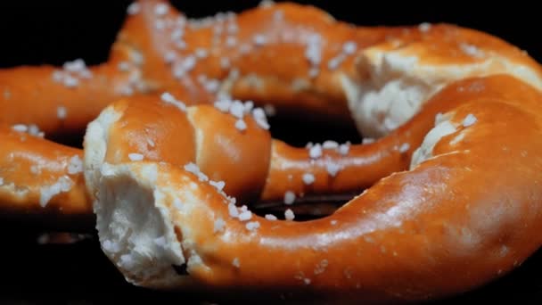 Macro-opname van een versgebakken Pretzel met zout — Stockvideo