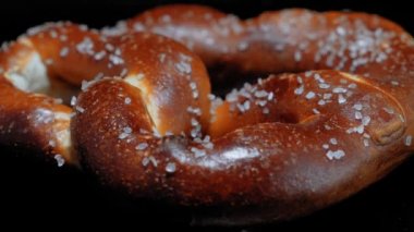 Makro çekim bir tuz ile taze pişmiş bir simit