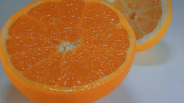 Макро знімок зі свіжих фруктів - соковиті апельсини — стокове відео