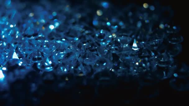 Blauwe diamanten in een close-up shot — Stockvideo