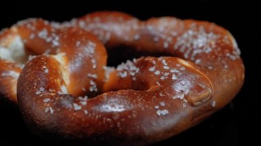 Taze pişmiş simit - ateş yakından