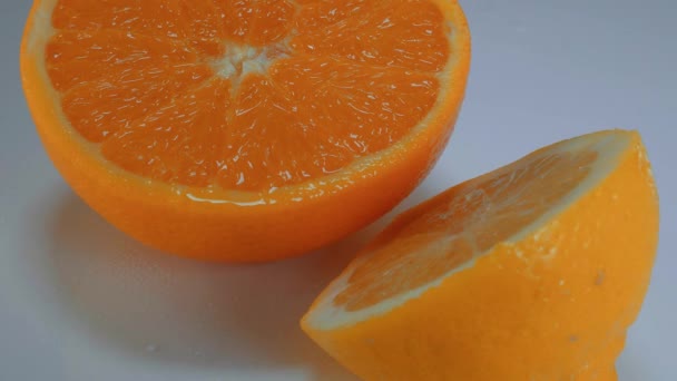 Naranja fresco en rodajas - tiro de cerca — Vídeo de stock