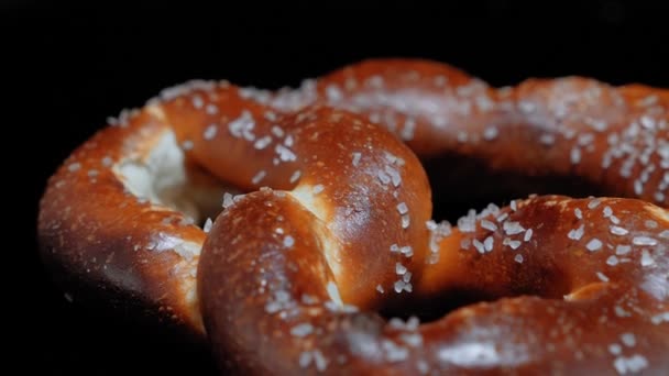 Pretzel recién horneado - tiro de cerca — Vídeos de Stock