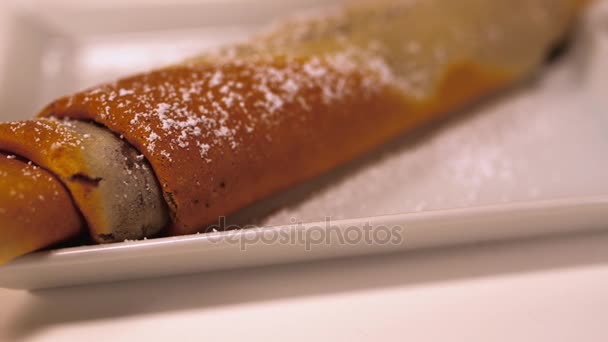 Γαλλική κρέπα γεμιστή με σοκολάτα - γλυκό τηγανίτα επιδόρπιο από τη Γαλλία — Αρχείο Βίντεο