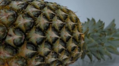 Taze ananas - ateş yakından