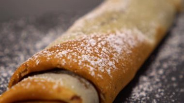 Taze pişmiş Fransızca gözlemeler çikolata ile kadeh yukarıya kapatmak