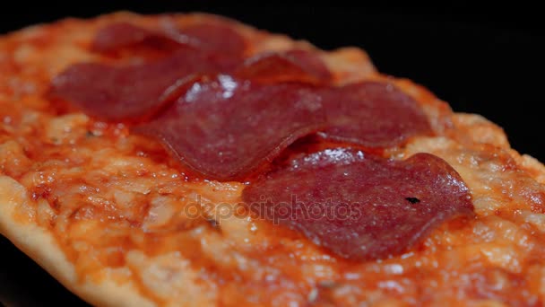Φέτα πίτσα με σαλάμι λουκάνικο — Αρχείο Βίντεο