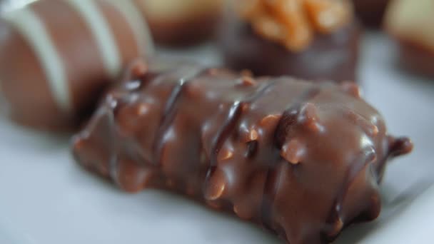 Pralinky a čokolády - různé sladkosti — Stock video