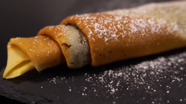 Crepe francés lleno de chocolate - postre de panqueque dulce de Francia — Vídeos de Stock