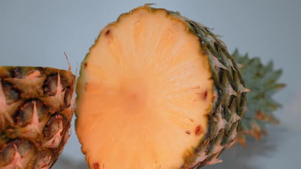 Geschnittene Ananas - sehr erfrischend und frisch vom Markt — Stockvideo