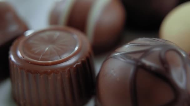 Egy zár-megjelöl szemcsésedik - ban praliné édes csokoládék — Stock videók