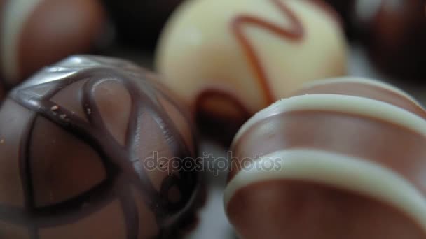 Pralinés en un primer plano - chocolates dulces — Vídeo de stock
