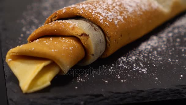 Una especialidad de Francia - Crepes franceses o panqueques con chocolate — Vídeos de Stock