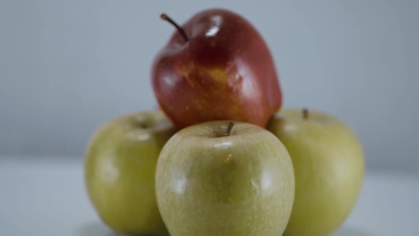 Κοντινό πλάνο της φρέσκα μήλα — Αρχείο Βίντεο