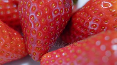 Çilek bir makroda kamera yavaş yavaş hareket ile vurdu