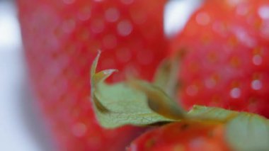 Çilek bir makroda kamera yavaş yavaş hareket ile vurdu