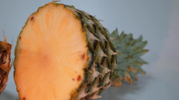 Gesneden ananas - zeer verfrissend en vers van de markt — Stockvideo