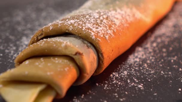 Französischer Crêpe gefüllt mit Schokolade - süßes Pfannkuchen-Dessert aus Frankreich — Stockvideo