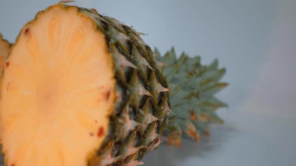 Geschnittene Ananas - sehr erfrischend und frisch vom Markt — Stockvideo