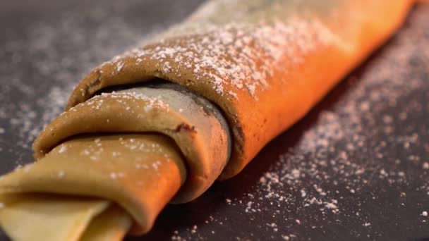 Close up tiro de fresco cozido francês Crepes com chocolate — Vídeo de Stock