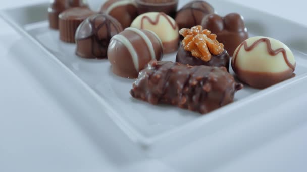 Pralines en chocolade - een verscheidenheid van snoepjes — Stockvideo