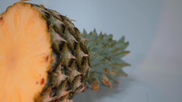 Gesneden ananas - zeer verfrissend en vers van de markt — Stockvideo