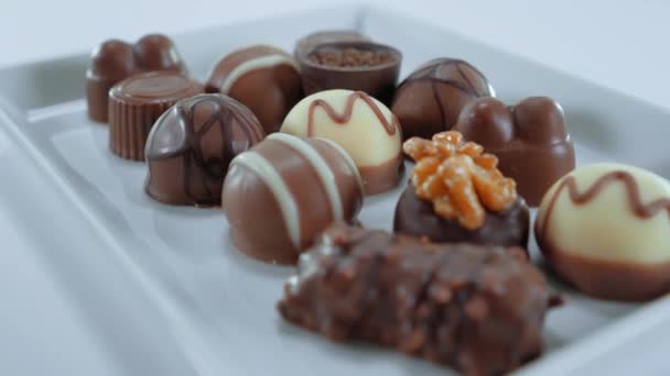 Pralinés y chocolates - una variedad de dulces — Vídeo de stock