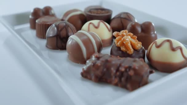 Chocolates em um prato - seleção doce de pralinos — Vídeo de Stock