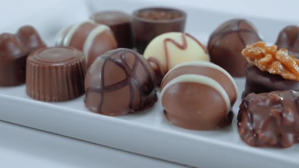 Pralinés tentadores - una dulce selección de chocolates — Vídeo de stock