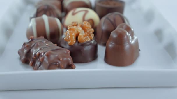 Pralinés y chocolates - una variedad de dulces — Vídeo de stock