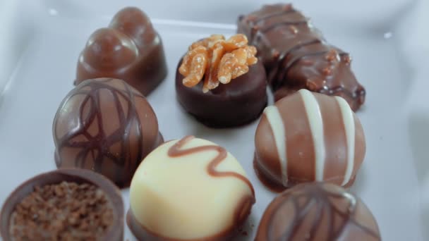 Пралине и шоколаде - различные сладости — стоковое видео