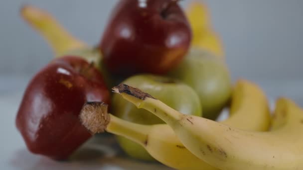 Friss gyümölcsök - alma és banán — Stock videók
