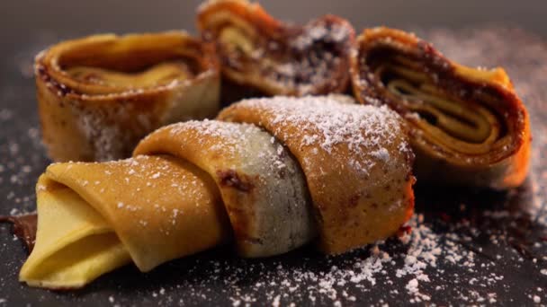 Incredibile frittella francese crespata fresca al forno con cioccolato fuso — Video Stock