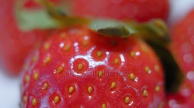 Çilek bir makroda kamera yavaş yavaş hareket ile vurdu