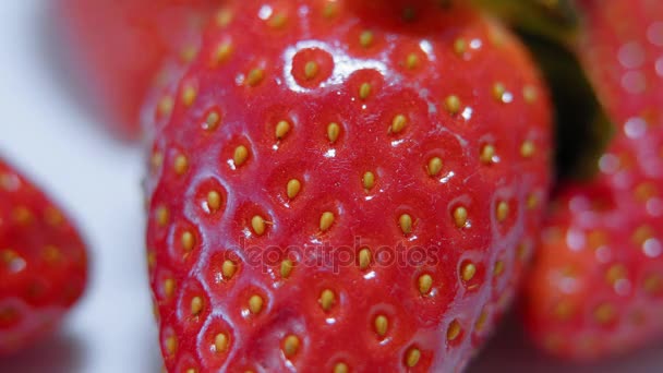 Erstaunliche Nahaufnahme von frischen Erdbeeren — Stockvideo