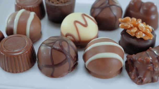 Заманчивые пралине - сладкий выбор шоколада — стоковое видео
