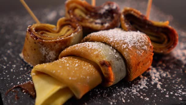 Eine Spezialität aus Frankreich - französische Crêpes oder Pfannkuchen mit Schokolade — Stockvideo