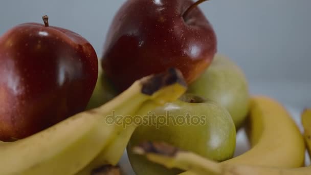 Friss gyümölcsök - alma és banán — Stock videók