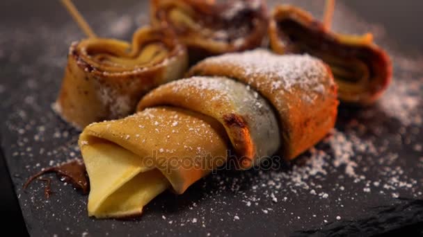 Incredibile frittella francese crespata fresca al forno con cioccolato fuso — Video Stock