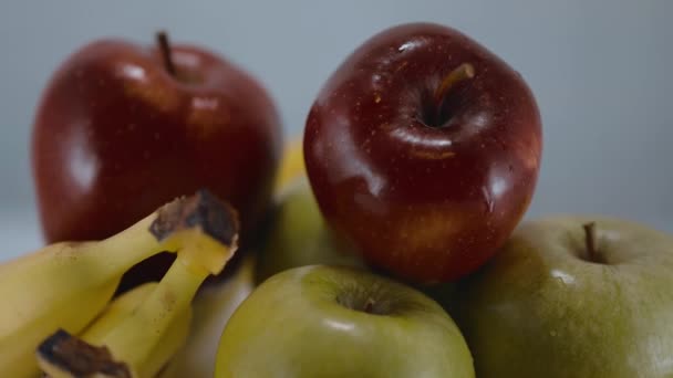 Φρέσκα φρούτα - μήλα και μπανάνες — Αρχείο Βίντεο